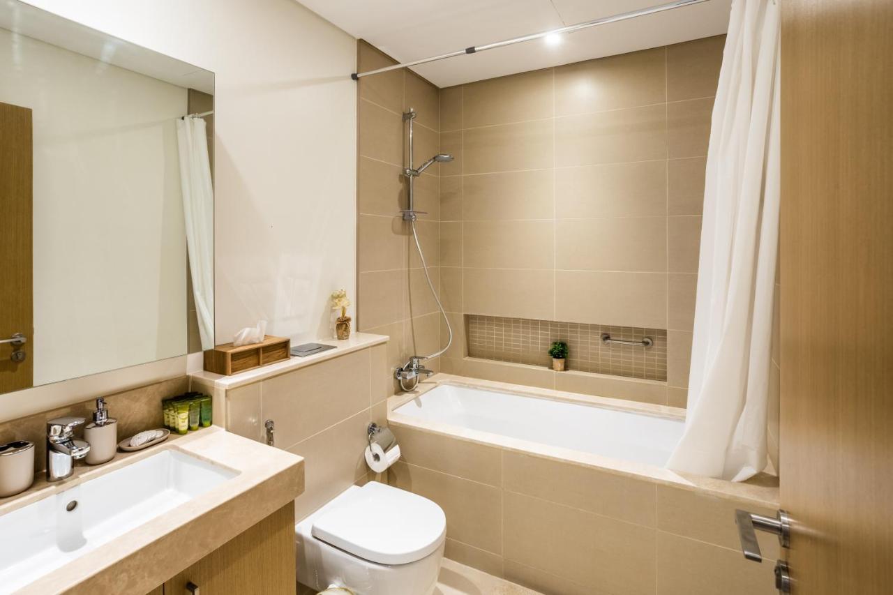 Waves Holiday Home - Waterfront Apartment With Breathtaking Sea Views ดูไบ ภายนอก รูปภาพ